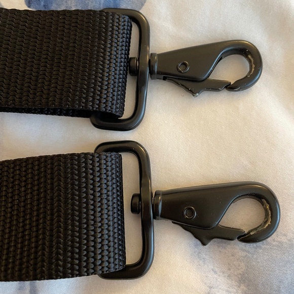 One (1) WaterField iPad/Tablet Cushioned Bag + Shoulder Strap - Picture 4 of 10